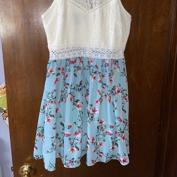 Blue & White Floral Dress - Picture 3 of 7